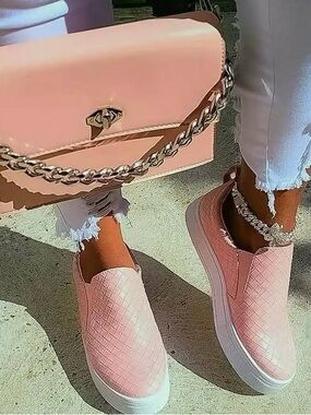 New women’s Blush Pink Quilted Slip-On sneakers size 10